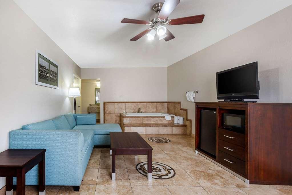 Quality Inn & Suites Near Downtown Mesa Room photo