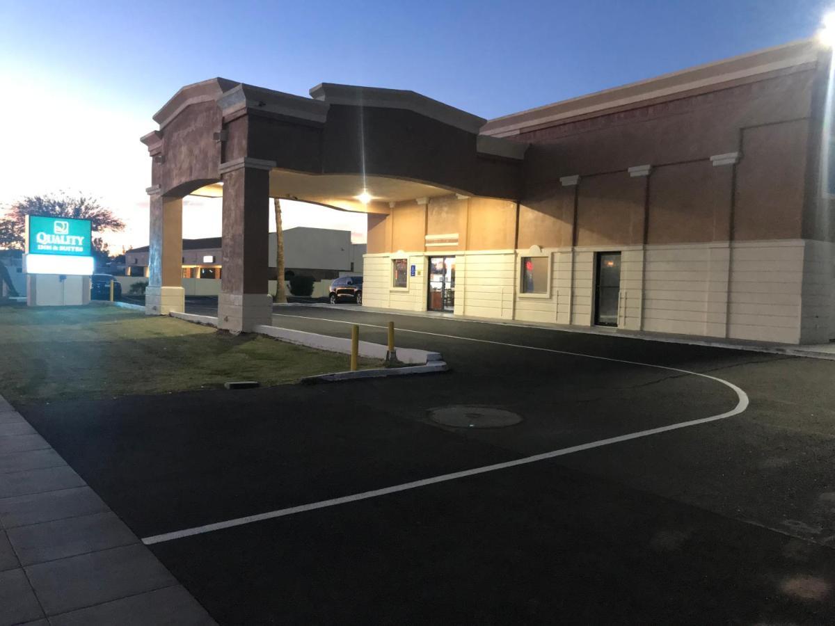 Quality Inn & Suites Near Downtown Mesa Exterior photo