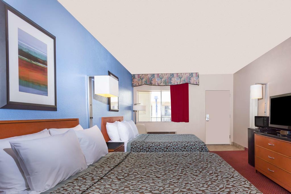 Quality Inn & Suites Near Downtown Mesa Exterior photo