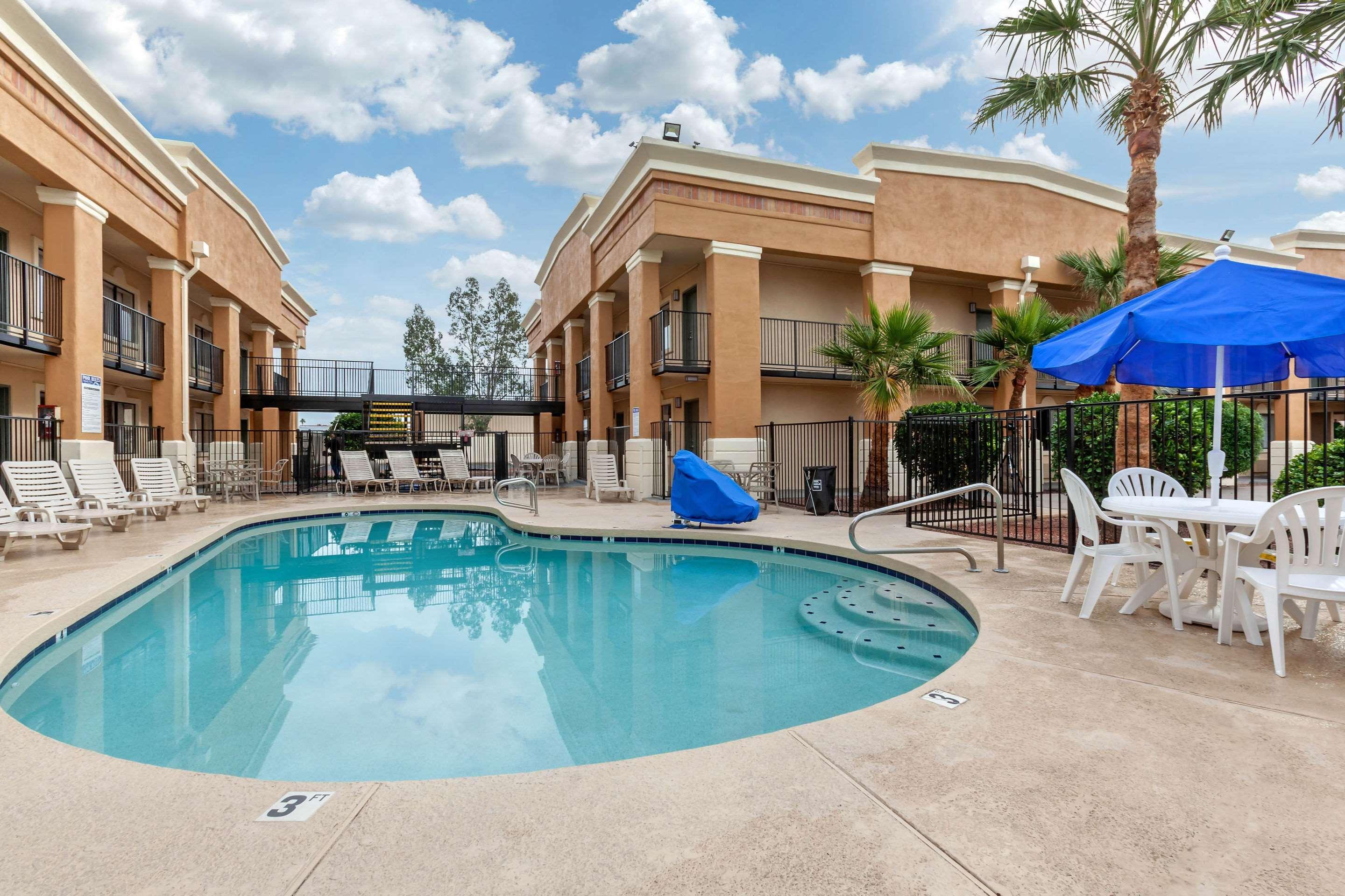 Quality Inn & Suites Near Downtown Mesa Exterior photo