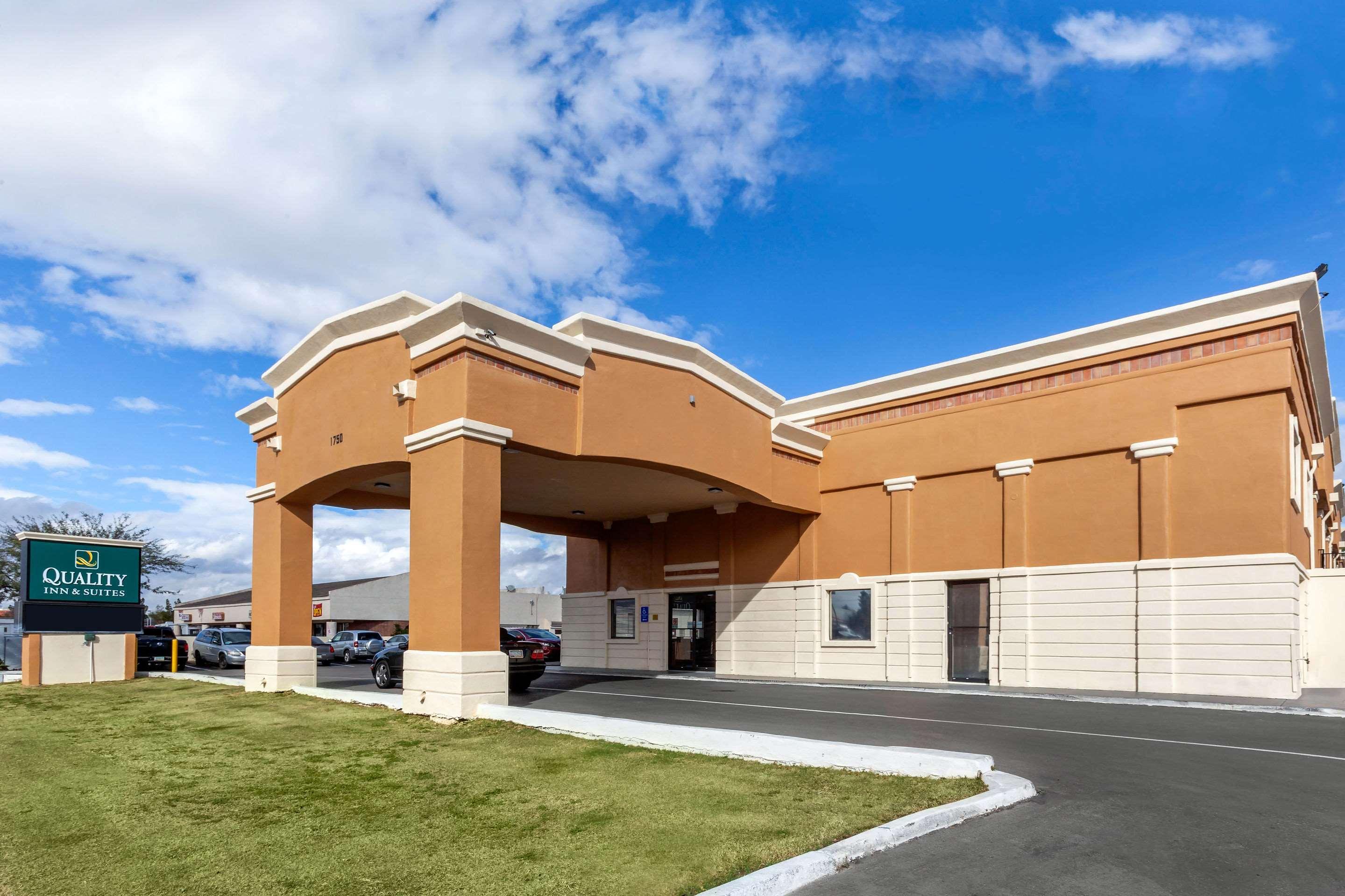 Quality Inn & Suites Near Downtown Mesa Exterior photo