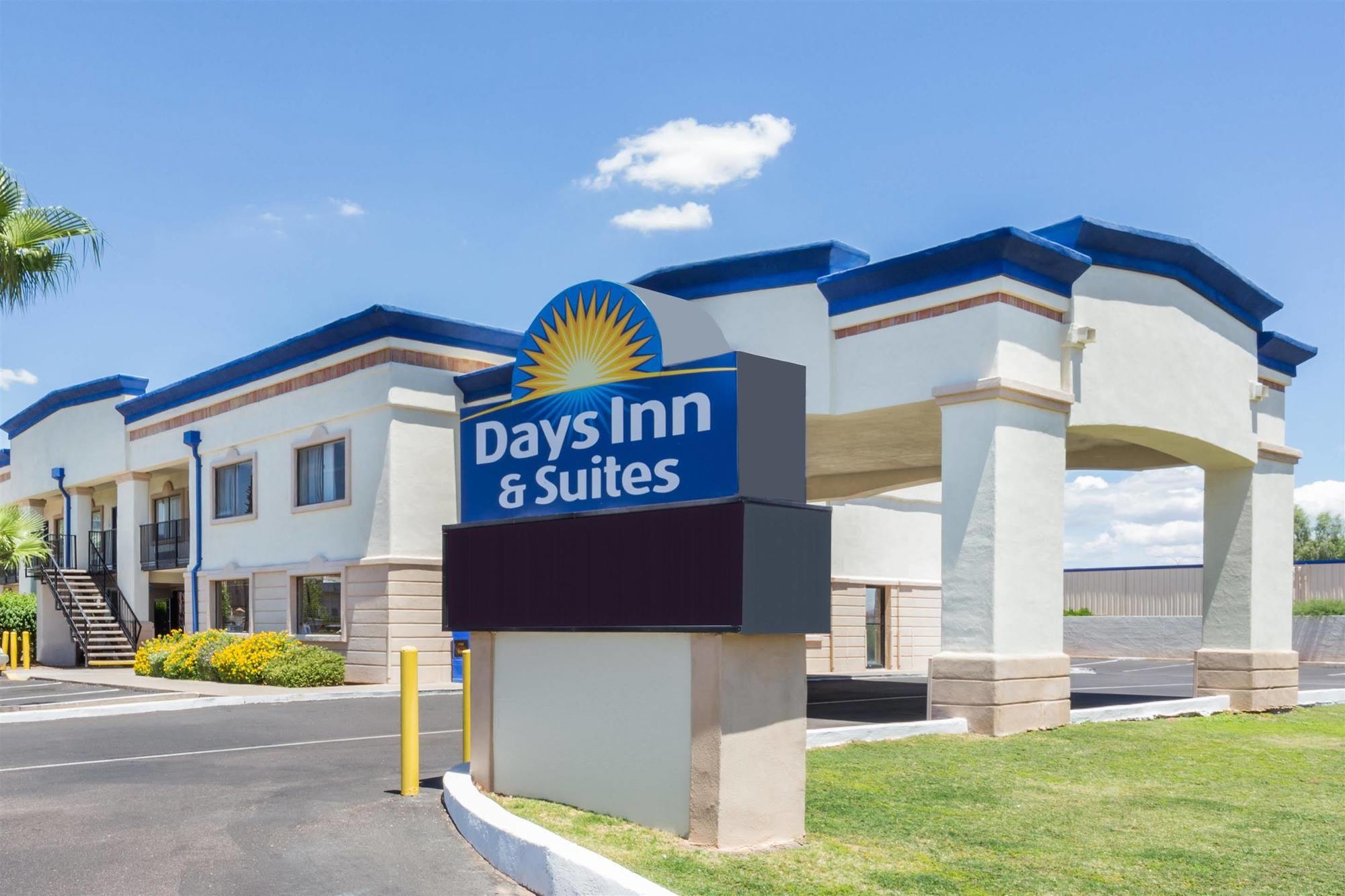Quality Inn & Suites Near Downtown Mesa Exterior photo