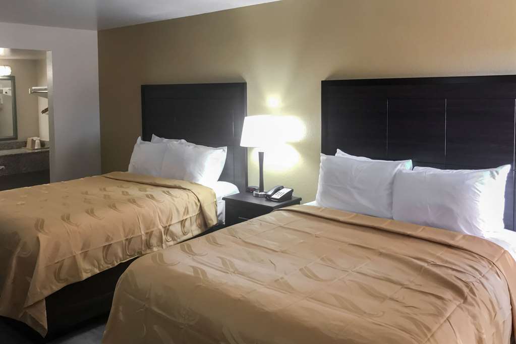 Quality Inn & Suites Near Downtown Mesa Room photo